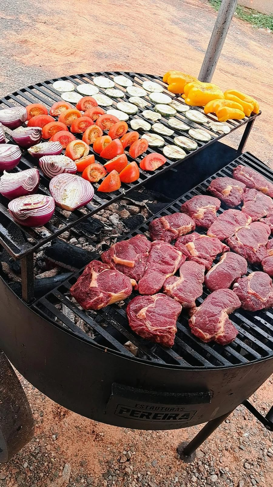 Carnes e legumes na churrasqueira