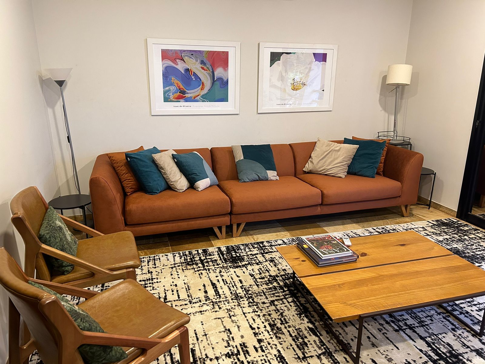 Ambiente com sofá e poltronas do portfólio da Caixeta