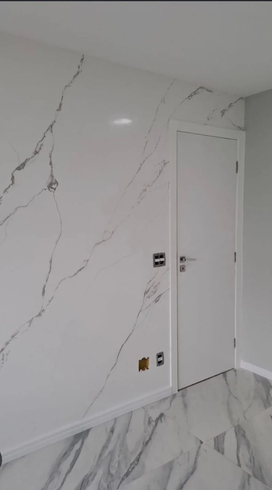 Acabamento marmorizado branco realizado pela Taques Pinturas e Efeito.