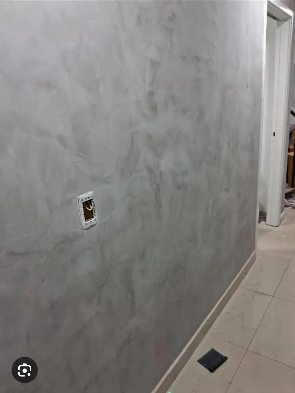 Parede com efeito tipo cimento queimado, foto de trabalho da Taques.