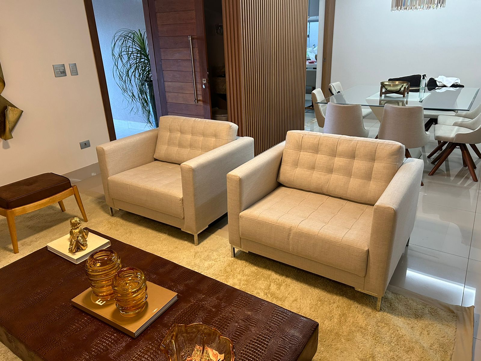 Par de poltronas bege divulgado pela Caixeta Estofados