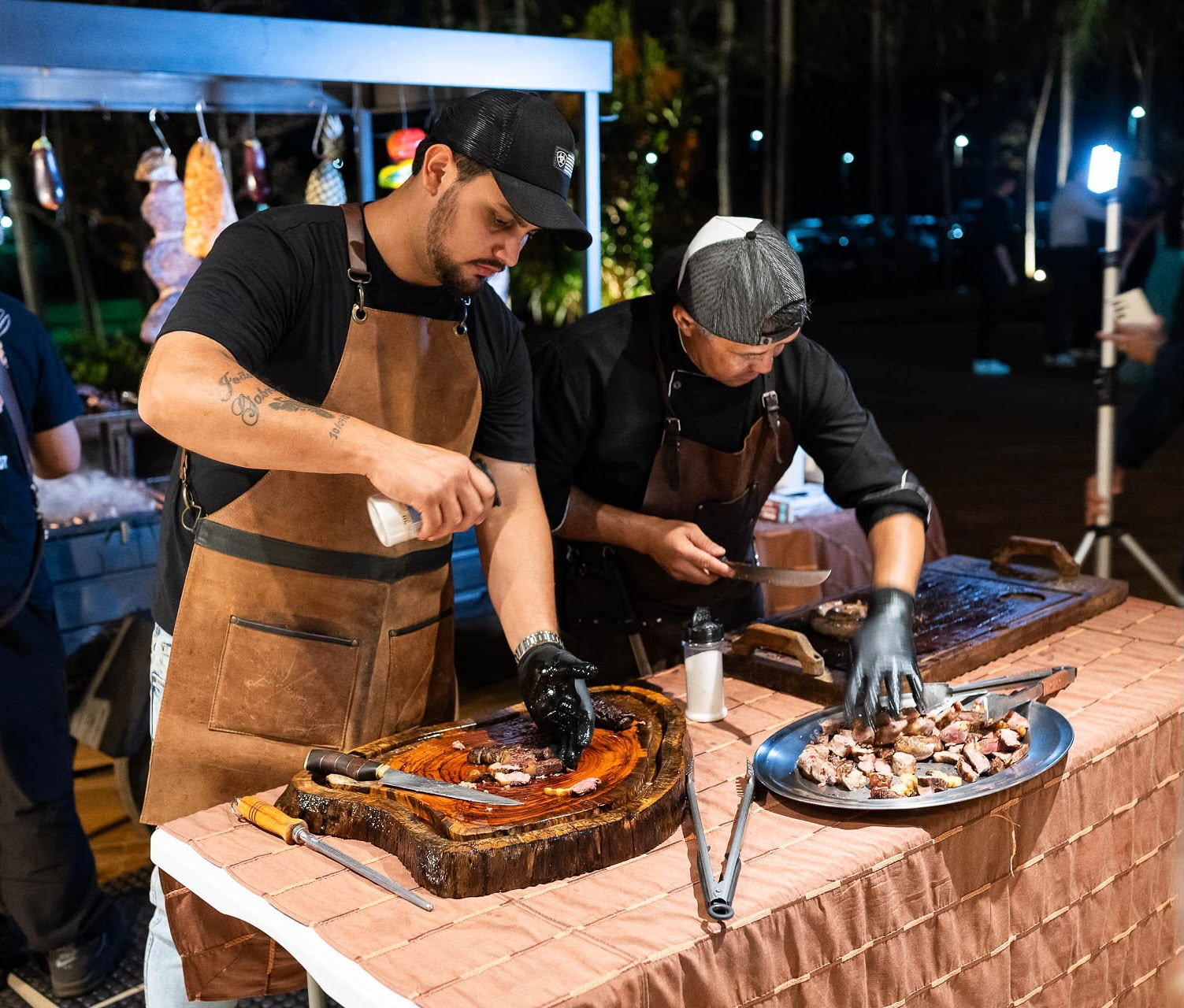 Equipe JD Churrasqueiro preparando carnes para os convidados de um evento